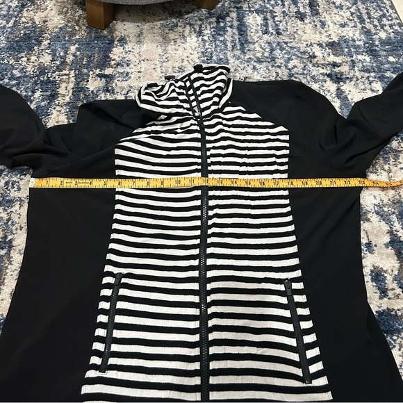 Chico’s Zenergy Black & White Striped Millers Long Sleeve Mix Panel Jacket - Picture 9 of 11